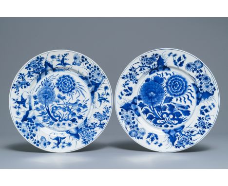 A pair of Chinese blue and white dishes with birds among flowers, Kangxi Dia.: 27,5 cm---------Please request condition repor