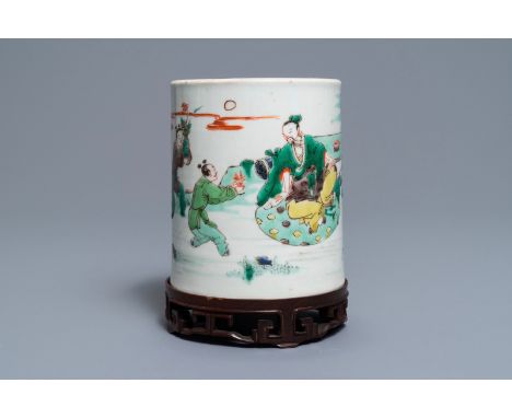 A Chinese famille verte brush pot on wooden stand, Kangxi Dia.: 11 cm - H.: 13 cmH.: 15,5 cm (incl. wooden stand)Ê Provenance