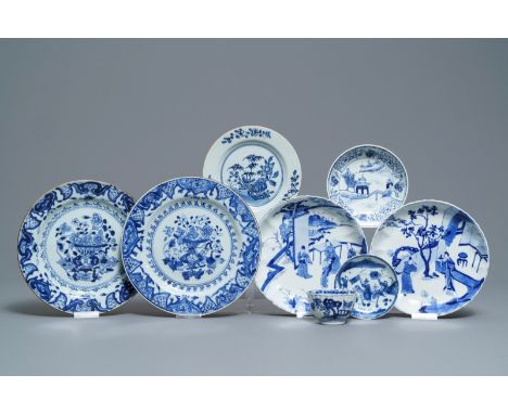 A varied collection of Chinese blue and white wares, Kangxi/Qianlong Dia.: 8 cm - H.: 5 cm (the cup)Dia.: 23,5 cm (the larges