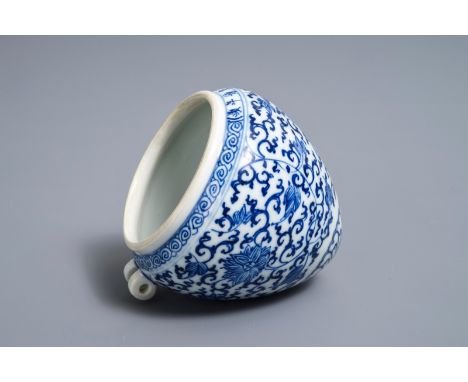 A Chinese blue and white Xuande-inscribed birdfeeder, Kangxi H.: 8 cm - L.: 8,5 cm---------Please request condition reports b