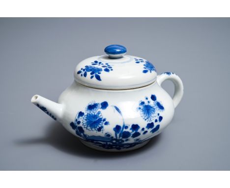 A Chinese blue and white teapot and cover after a Yixing example, Kangxi L.: 16 cm - H.: 8,5 cm---------Please request condit