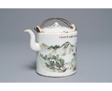 A Chinese qianjiang cai teapot and cover, signed Wang Youtang, 19/20th C. H.: 16 cm – L.: 15 cm      ------        Please req