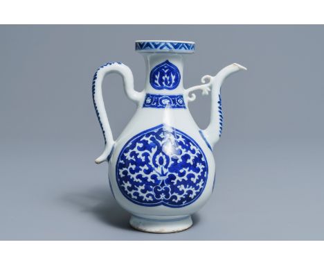 A Chinese blue and white Islamic market jug, Kangxi H.: 19 cm - L.: 16 cm---------Please request condition reports by e-mail 