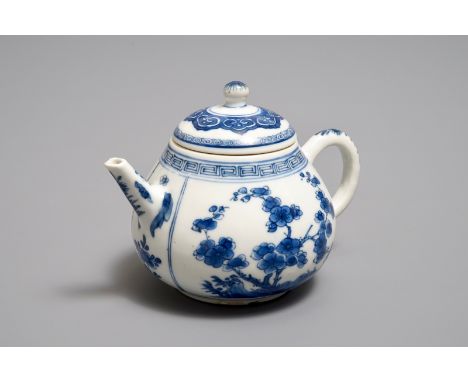 A Chinese blue and white teapot and cover, Kangxi H.: 9,5 cm - L.: 14 cm---------Please request condition reports by e-mail o