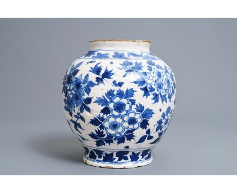 An English Delftware blue and white chinoiserie jar, 18th C. H.: 21 cmÊ Provenance: The collection of Piet Swimberghe, art hi