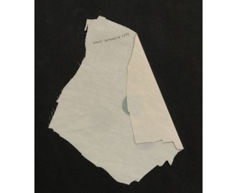 Caramelle, ErnstHall/Tirol, geboren 195228 x 22 cm, R.Ohne Titel, 1975. Stoff und Öl auf schwarzem Karton. In typografischer 