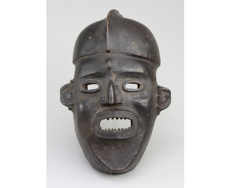 Maske "Agwe" der Widekum Holz geschnitzt und mit Leder bezogen, behelmtes Gesicht mit offenem Mund, gesamte Vorderseite mit s