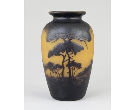 Muller Frères - Vase "Paysage vosgien" Farbloses Glas gelblich - weiß unterfangen mit schwarz - braunem Überfang, Spindelform