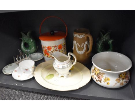 A mixed lot of vintage items including chamber pot, fish shaped vases, biscuit barrel and more.