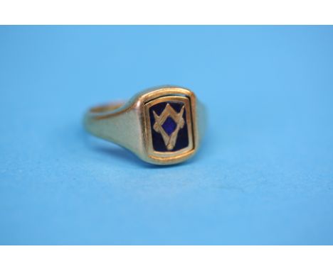 A 9ct gold Masonic flip over design ring bearing Masonic symbol to one side and monogram to reverse.  Weight 7.4 grams.  Ring