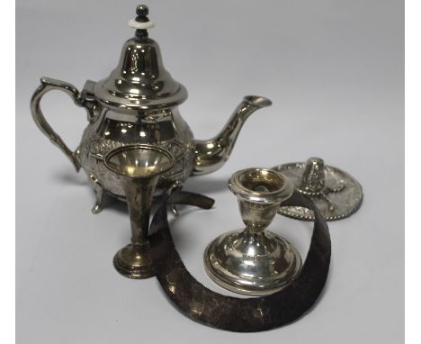 A QUANTITY OF WHITE METAL ITEMS TO INCLUDE DWARF CANDLE STICK, TEA POT, BUD VASE, ETC  