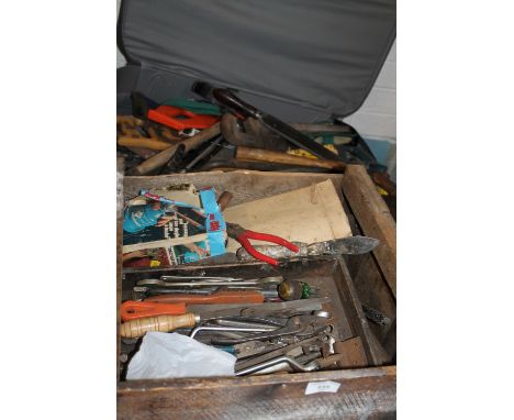 A SUITCASE AND A CASE OF ASSORTED TOOLS TO INCLUDE A HAMMER, SAWS, CHISELS, ETC 