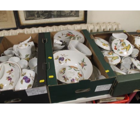 THREE TRAYS OF ROYAL WORCESTER EVESHAM TEA AND DINNERWARE 