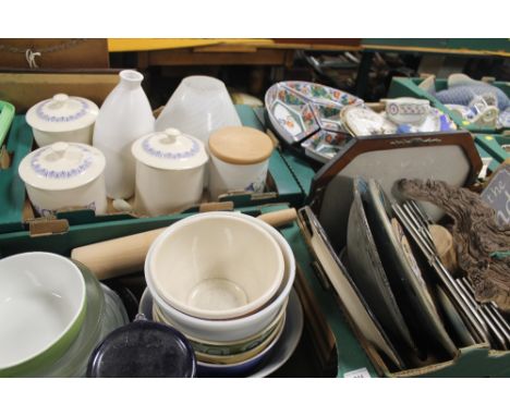 FOUR TRAYS OF ASSORTED CHINA, CERAMICS AND ORNAMENTS TO INCLUDE ROYAL WORCESTER, WEDGWOOD, DRIFTWOOD, TREEN, ETC 