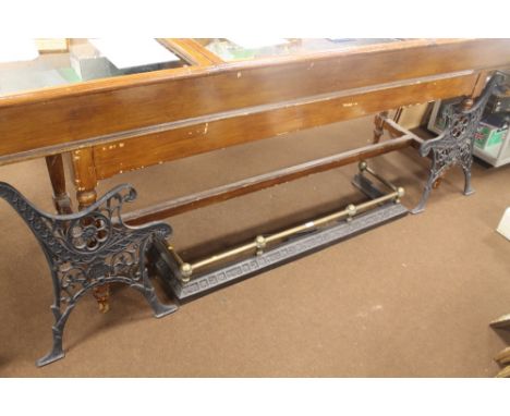 A PAIR OF METAL BENCH ENDS AND A CAST AND BRASS FENDER