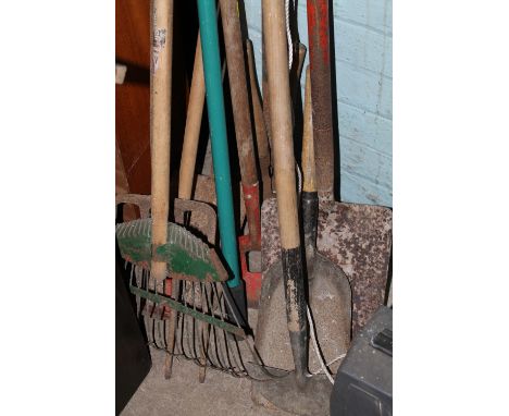 A QUANTITY OF GARDENING TOOLS
