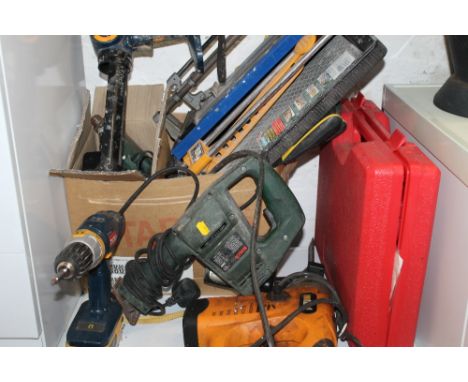 A QUANTITY OF ASSORTED TOOLS TO INCLUDE RYOBI DRILL, NU-TOOL HAMMER DRILL, TILE CUTTERS, ETC 