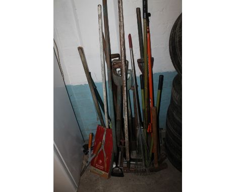 A QUANTITY OF ASSORTED GARDENING HAND TOOLS 