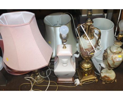 A QUANTITY OF ASSORTED TABLE LAMPS TO INCLUDE ONYX EXAMPLES, STANDARD LAMP, ETC 