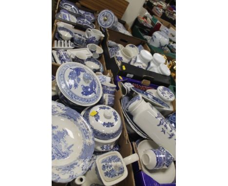 SIX TRAYS OF BLUE AND WHITE TEA AND DINNERWARE TO INCLUDE WEDGWOOD, ROYAL WORCESTER, SPODE, ETC 