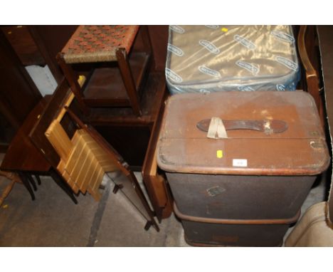 A QUANTITY OF ASSORTED FURNITURE TO INCLUDE ASSORTED SUITCASES, VINTAGE WOOD BOUND PACKING TRUNK, FIRE SCREEN, STOOL, FOLDING