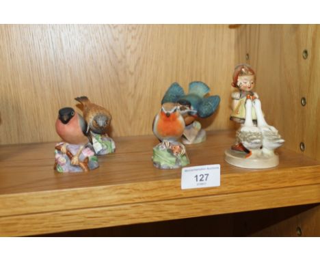 A SELECTION OF ROYAL WORCESTER BIRD ORNAMENTS TO INCLUDE A KINGFISHER, ROBIN, BULL FINCH, SPARROW TOGETHER WITH A GERMAN FIGU