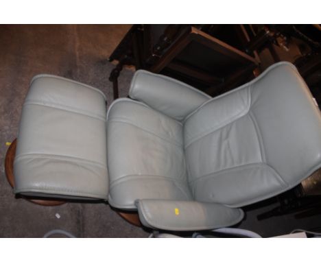 A STRESSLESS STYLE LOUNGE CHAIR AND STOOL 