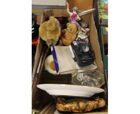 A BOX OF COLLECTABLES TO INCLUDE MERRY THOUGHT BEAR, VINTAGE TEDDY BEAR, DRESSING TABLE MIRROR, PROJECTOR, ETC 