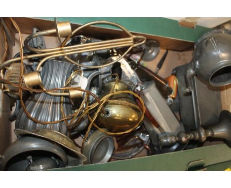 A BOX OF ASSORTED METALWARE TO INCLUDE PEWTER, A BRASS LAMP, ETC 