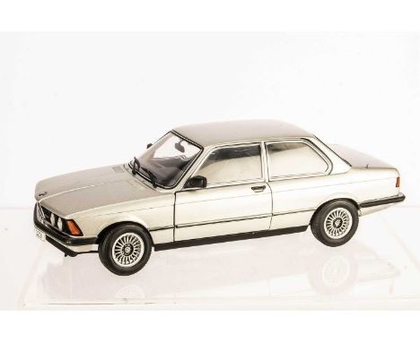 AutoArt 1:18 BMW 323i 1977, 75112, in original box VG-E, would benefit from cleaning, dusty from display, from a smoking hous