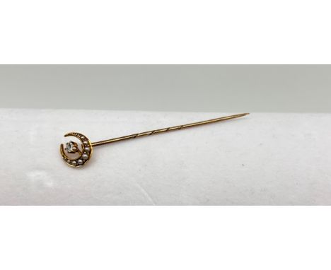 15ct gold stick pin brooch, pearl moon crescent and diamond centre starWeight 1.62g