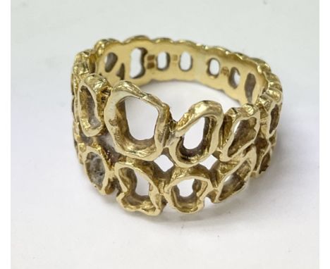 A 9ct gold ring, the approximate ring size is M. Weighing in total approximately 6g.