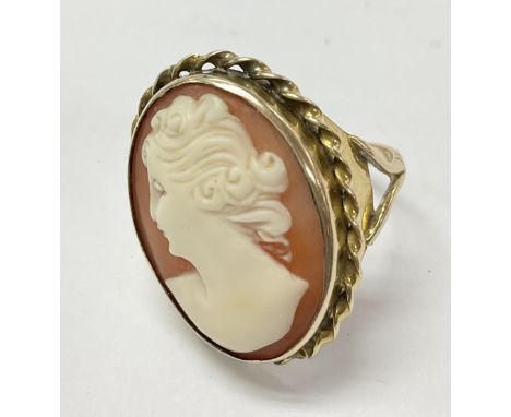 A 9ct gold cameo ring, the approximate ring size is L.