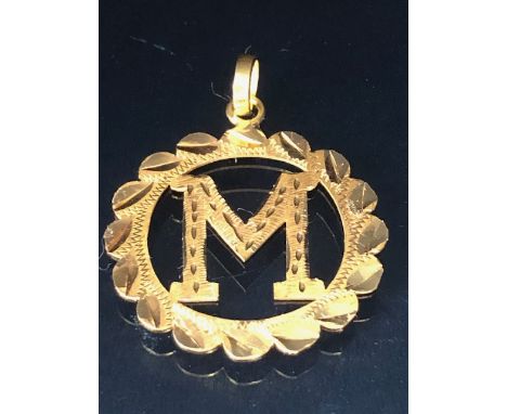 22ct Gold pendant of pierced design for the letter "M" approx 3cm in diameter and 2.2g