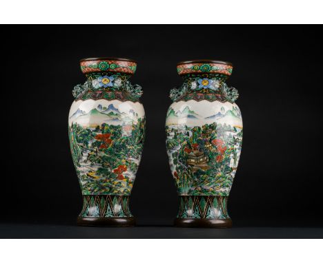 Chinese Art. A pair of Kutani pottery vases bearing a two character seal mark at the base. Japan, early 20th century . Cm 16,