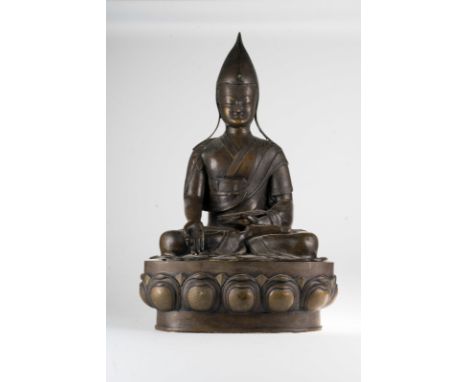 Chinese Art. A large bronze sculpture portaying Dalai Lama (?) Tibet, early 20th century . Cm 37,00 x 54,00. 