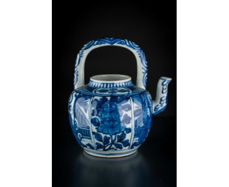 Chinese Art. A blue and white teapot painted with characters and flowers  China, 20th century . Missing lid.. Cm 14,00 x 19,0