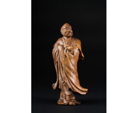 Chinese Art. A soapstone Lohan standing figure holding a scroll China, Qing dinasty, 19th century. Cm 6,50 x 19,00. 