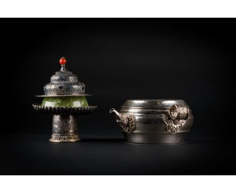 Himalayan Art. A jade cup and silver teapot  Tibet, 19th-20th century . Cm 8,00 x 16,00. 