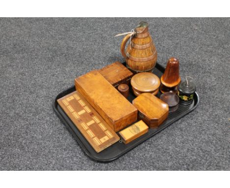 A tray of treen pieces, brass jug, trinket boxes, cribbage board, snuff box etc 