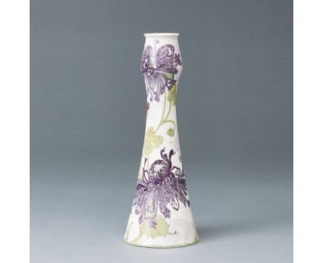 Vase - violette Chrysantheme - Samuel SchellinkHaagsche Plateebakkerij Rozenburg, Den Haag 1904. Eierschalenporzellan, glasie