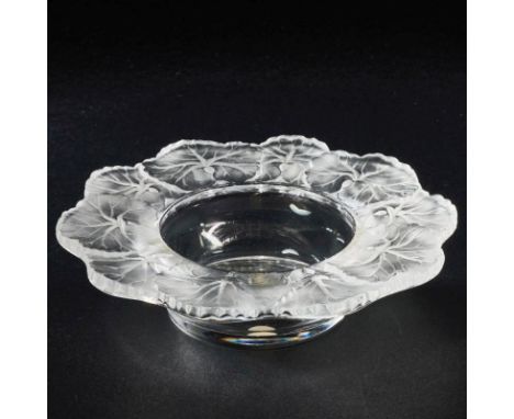 Schälchen HonfleurLalique, Wingen-sur-Moder. Farbloses Glas, formgepresst, z. T. mattiert. Auf dem Stand bez.: Lalique R Fran