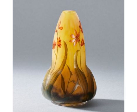 Kürbisförmige Vase mit minimaler ÖffnungDaum Fréres &amp; Cie, Verreries de Nancy um 1907. Farbloses Glas mit gelbe und viole