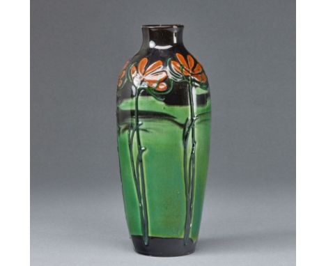 Vase - TulpenMax Laeuger - Tonwerke Kandern um 1897. Irdengut, ziegelroter Scherben, Laufglasur und Schlickermalerei in Grün 