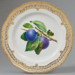 Durchbruchteller - Flora Danica Früchte: Pflaumen Königliche Porzellanmanufaktur, Kopenhagen 1962.