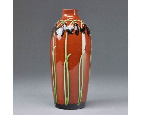 Vase - GlockenblumenMax Laeuger - Tonwerke Kandern um 1897. Irdengut, ziegelroter Scherben, Laufglasur und Schlickermalerei i