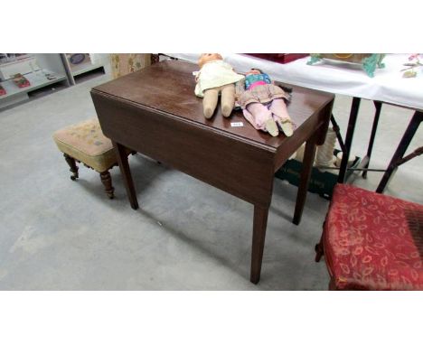 A mahogany tapered leg Pembroke table