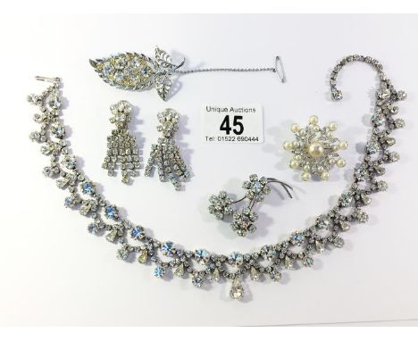 A diamonte necklace, a pair of diamonte earrings, 2 diamonte brooches and a pearl brooch