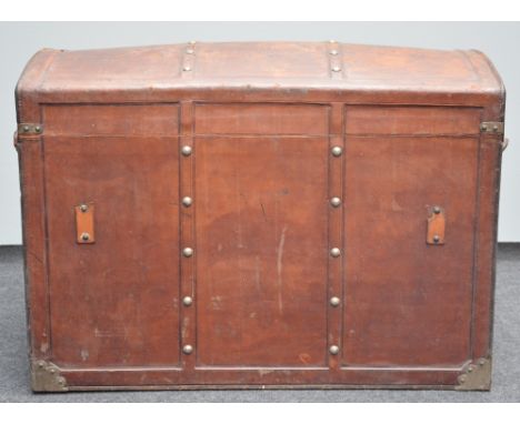 A luxurious leather travelling trunk, upholstered inside, with lift-out trays, H 67 - W 91 - D 55 cm (two straps missing - in