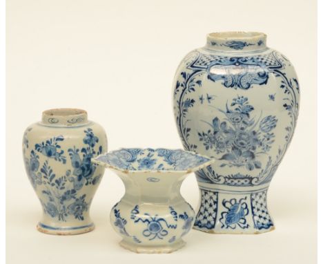 An 18thC blue and white decorated Dutch Delftware spittoon; added two dito vases with cover, H 10 - 22,5 cm (covers missing, 